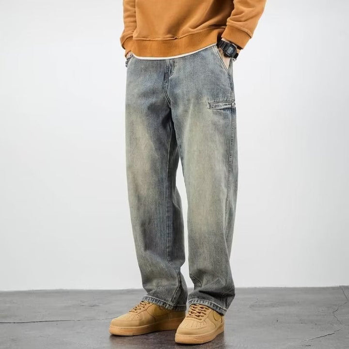 Jeans casual da uomo lavaggio moderno, vestibilità rilassata per comfort e stile. Ideale per moda streetwear maschile.
