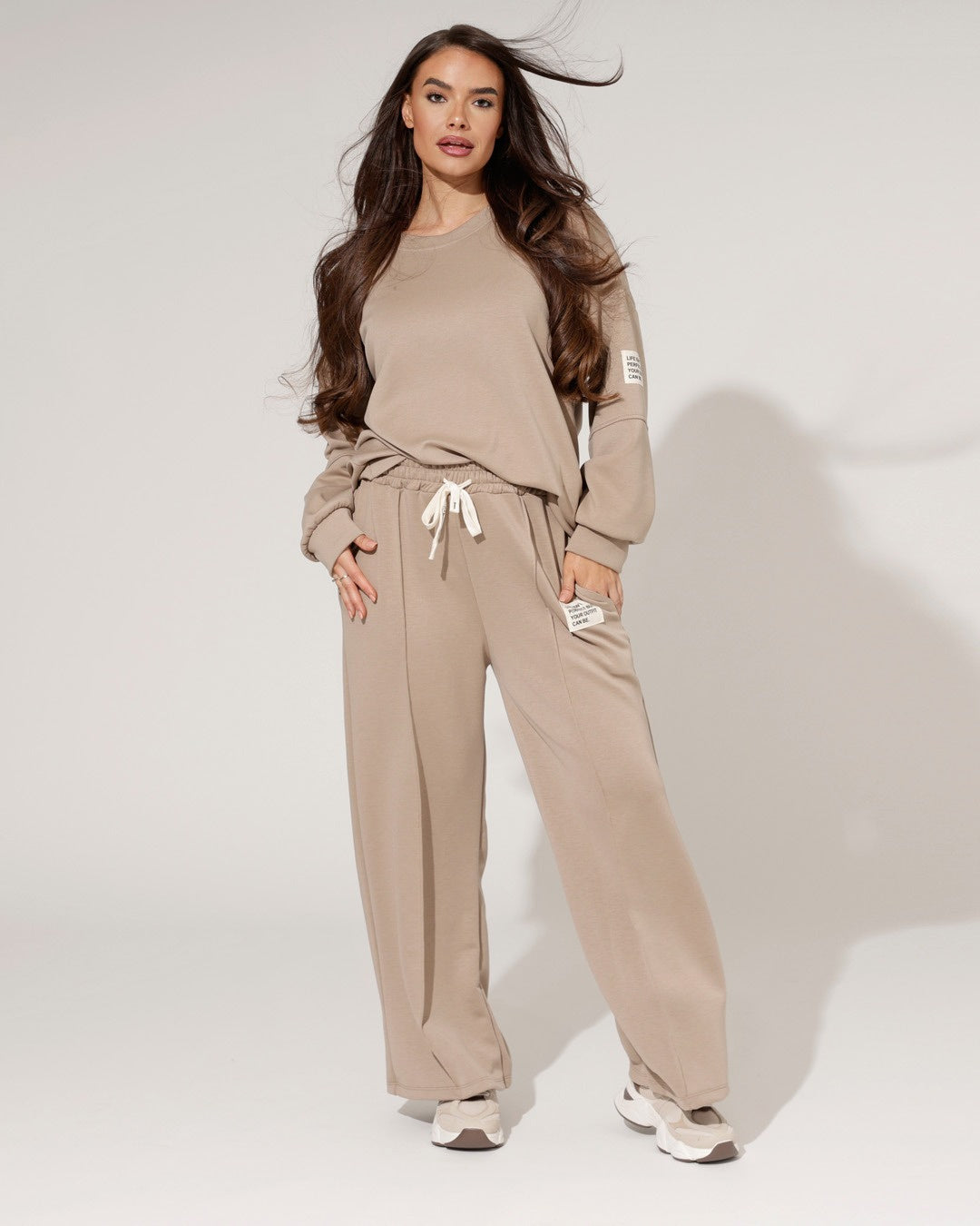 Completo loungewear donna castano chiaro, maglione ampio e pantaloni gamba larga per massimo relax e stile comodo.