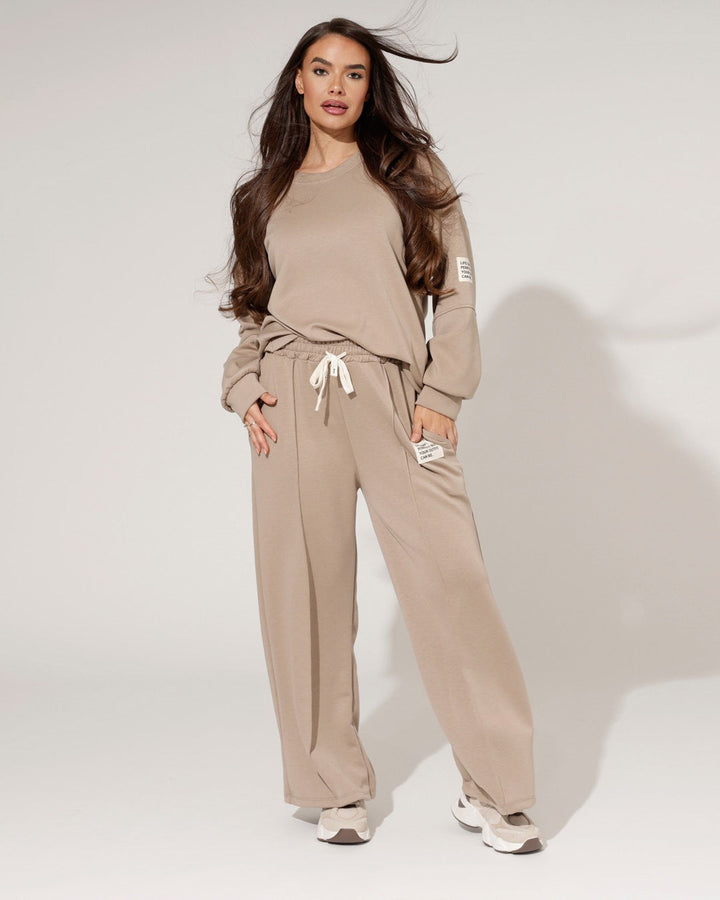 Completo loungewear donna castano chiaro, maglione ampio e pantaloni gamba larga per massimo relax e stile comodo.