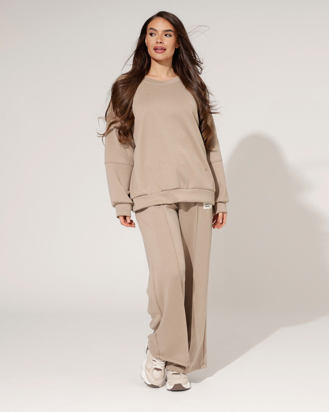Elegante completo loungewear donna castano chiaro, maglione oversize e pantaloni larghi per un look casual chic.