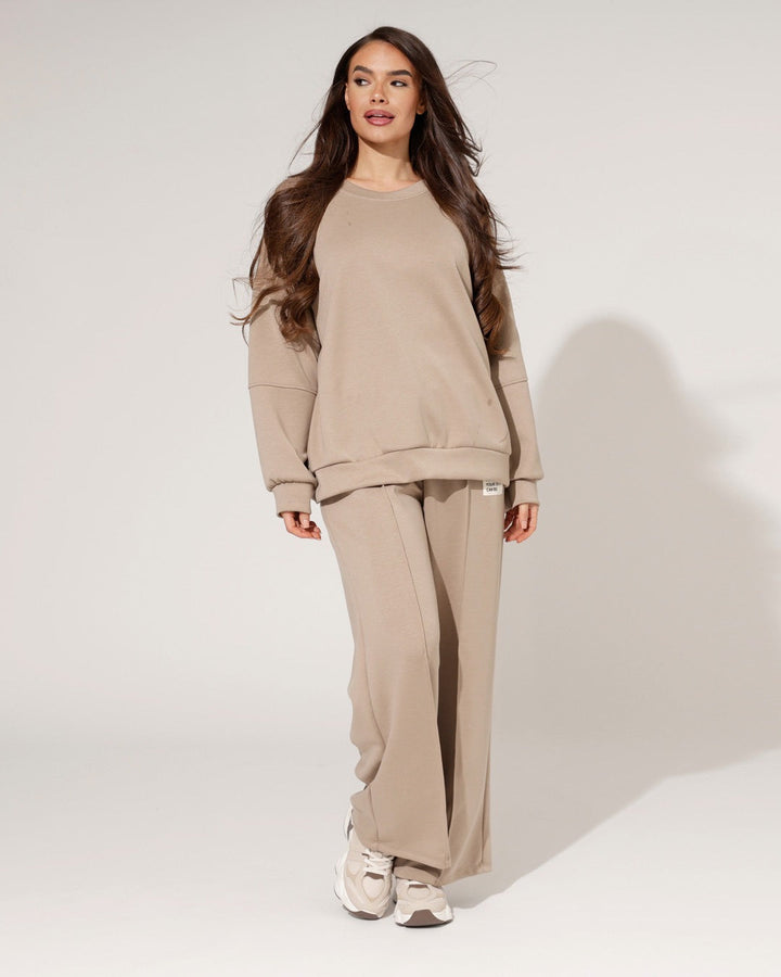 Elegante completo loungewear donna castano chiaro, maglione oversize e pantaloni larghi per un look casual chic.