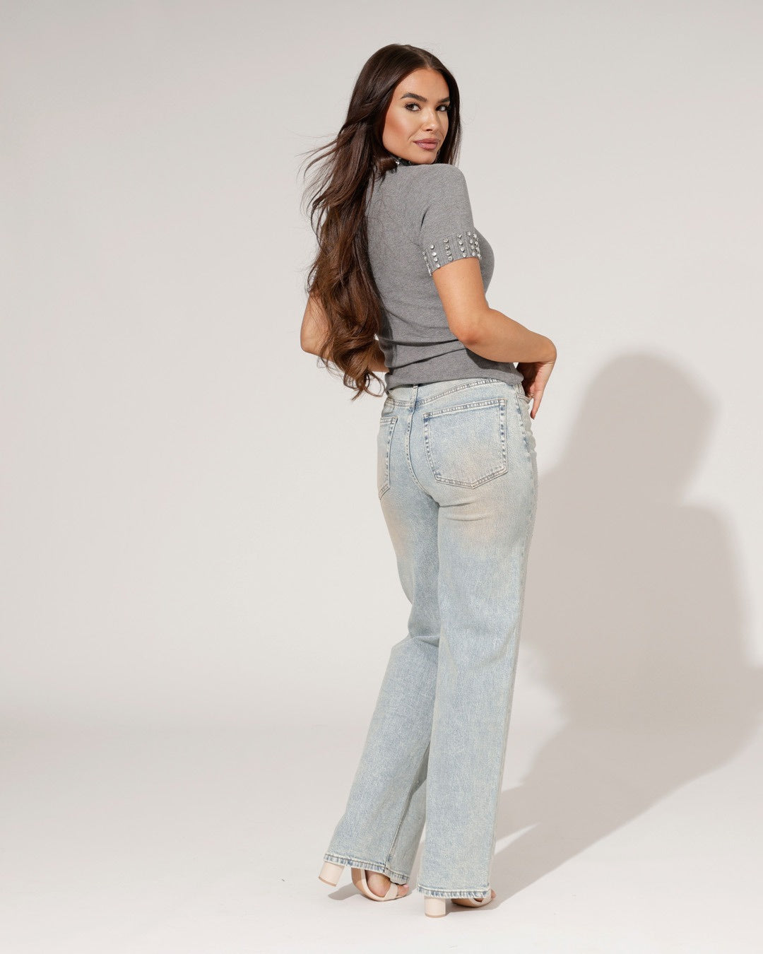Jeans donna blu denim, gamba larga e taglio dritto. Un capo essenziale per la moda femminile e uno stile chic.