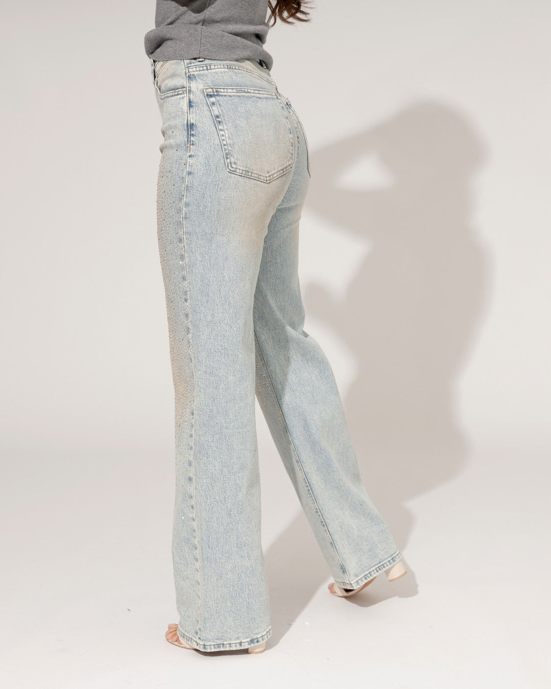 Moda femminile: jeans dritti a gamba larga blu. Stile versatile e abbigliamento quotidiano di tendenza.