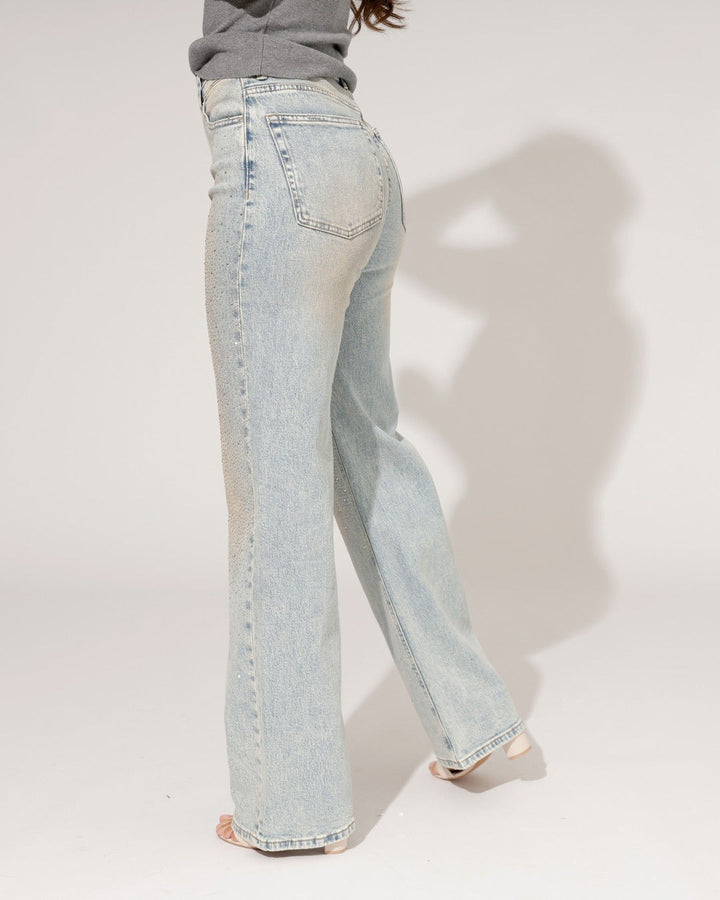 Moda femminile: jeans dritti a gamba larga blu. Stile versatile e abbigliamento quotidiano di tendenza.