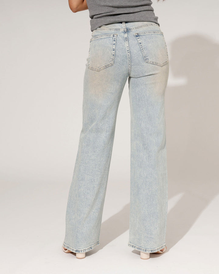 Pantaloni jeans donna blu con vestibilità comoda e gamba larga dritta. Perfetti per un outfit moderno e casual.