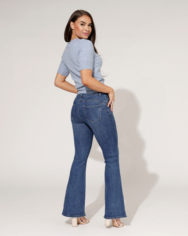 Jeans donna blu scuro, vita alta e gamba svasata, offrono una vestibilità confortevole per ogni giorno.