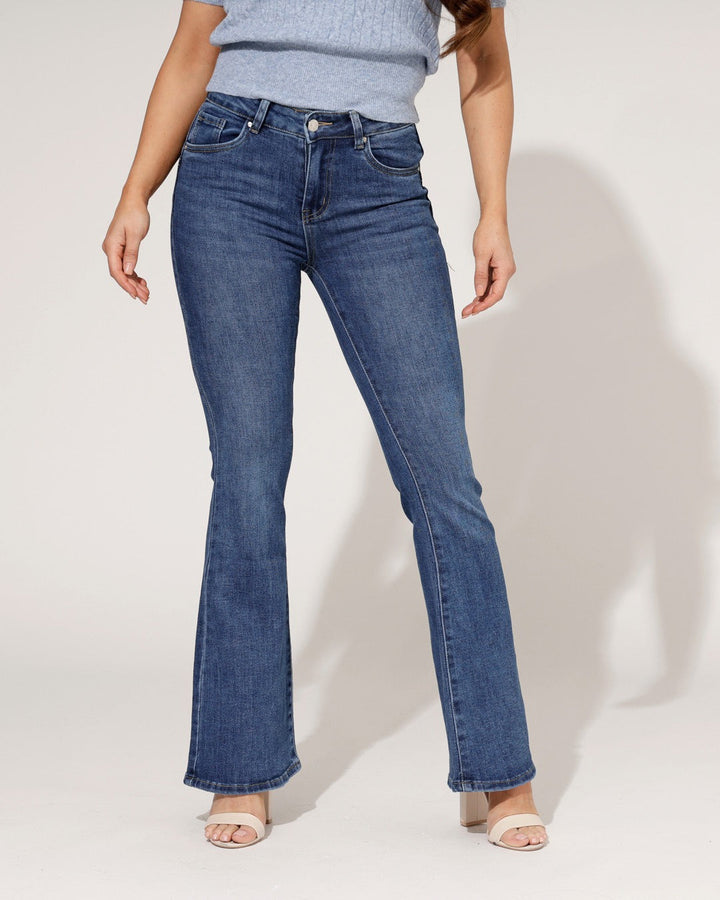 Jeans donna a vita alta blu, gamba svasata. Perfetti per un look casual-chic e massimo comfort moderno.