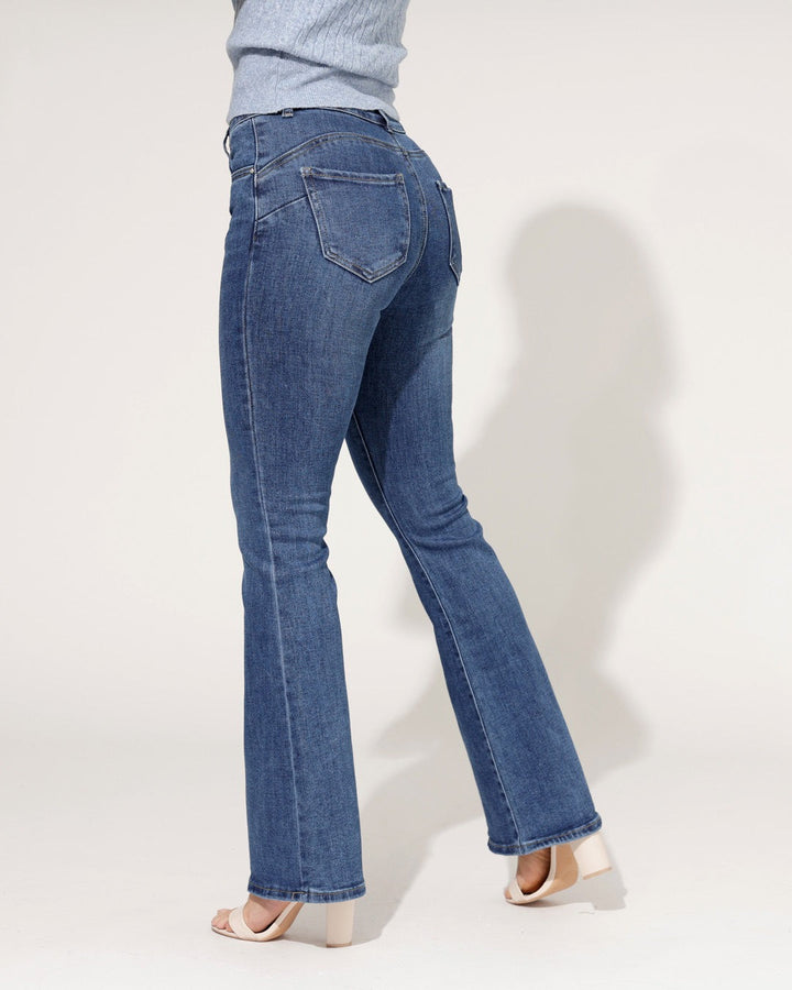Moda donna: jeans blu a vita alta con gamba svasata, stile casual perfetto per un look comodo e trendy.