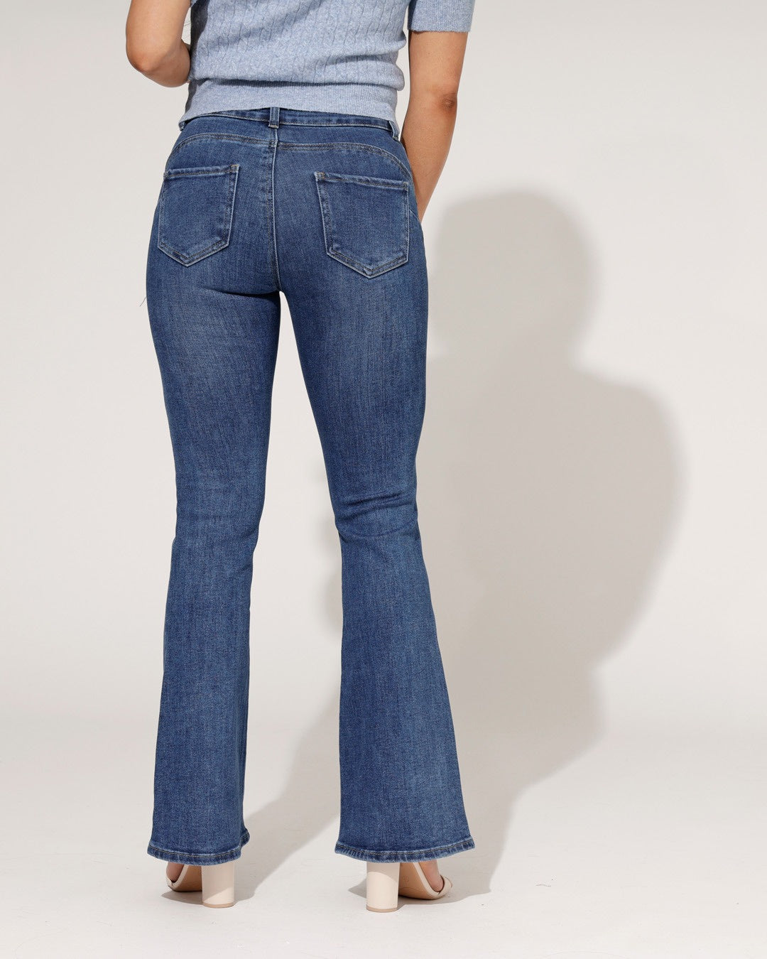 Jeans donna versatili, blu, vita alta e svasati. Essenziali per il tuo guardaroba casual, un comfort senza tempo.
