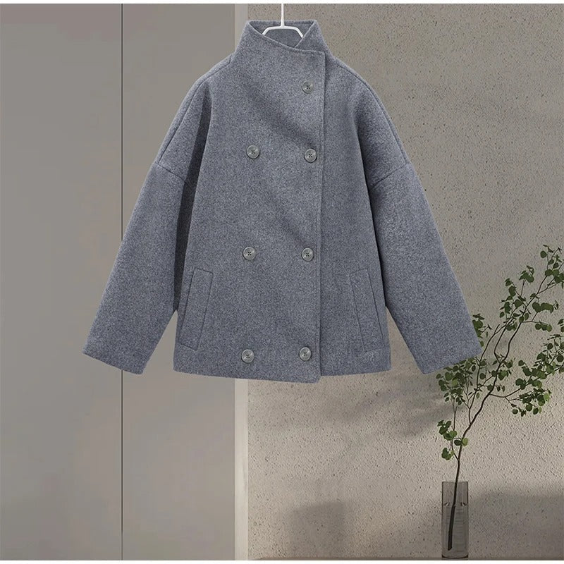 Cappotto donna caldo ed elegante, collo alto e bottoni. Ideale per l'inverno, un capo spalla di tendenza.