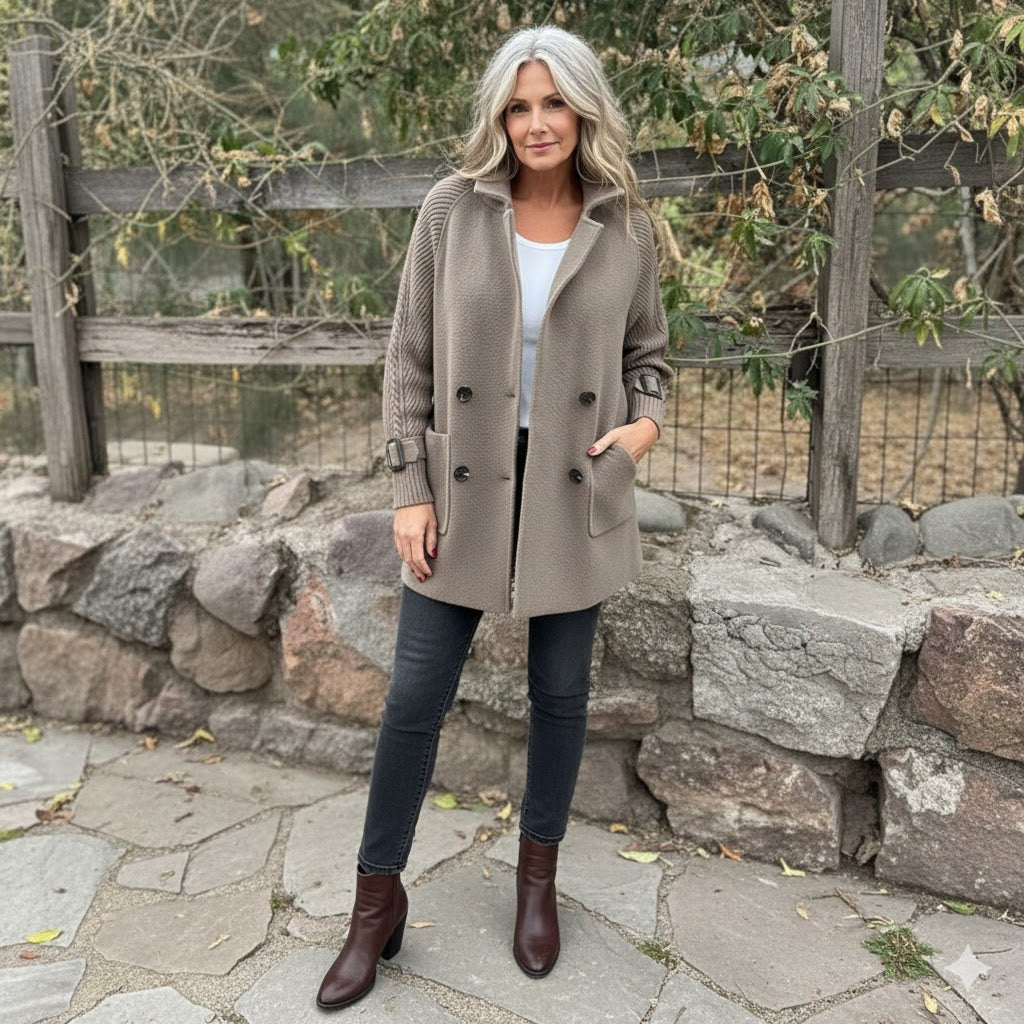 Elegante cappotto donna reversibile con collo a revers, perfetto per diverse occasioni autunnali.