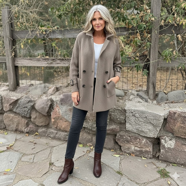 Elegante cappotto donna reversibile con collo a revers, perfetto per diverse occasioni autunnali.
