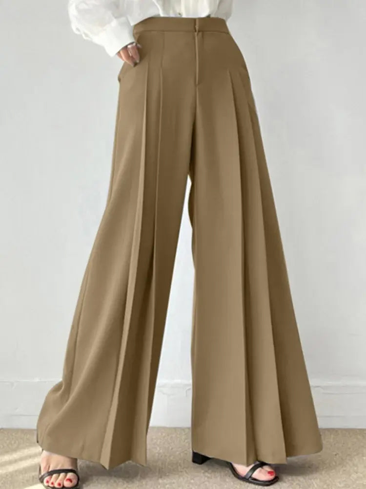 Moda donna: pantaloni eleganti vita alta con pieghe, gamba larga per il comfort quotidiano invernale.