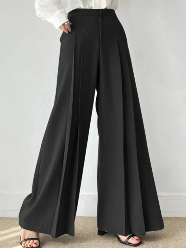 Pantaloni donna chic, vita alta, gamba larga, pieghe. Abbigliamento femminile per un inverno raffinato.