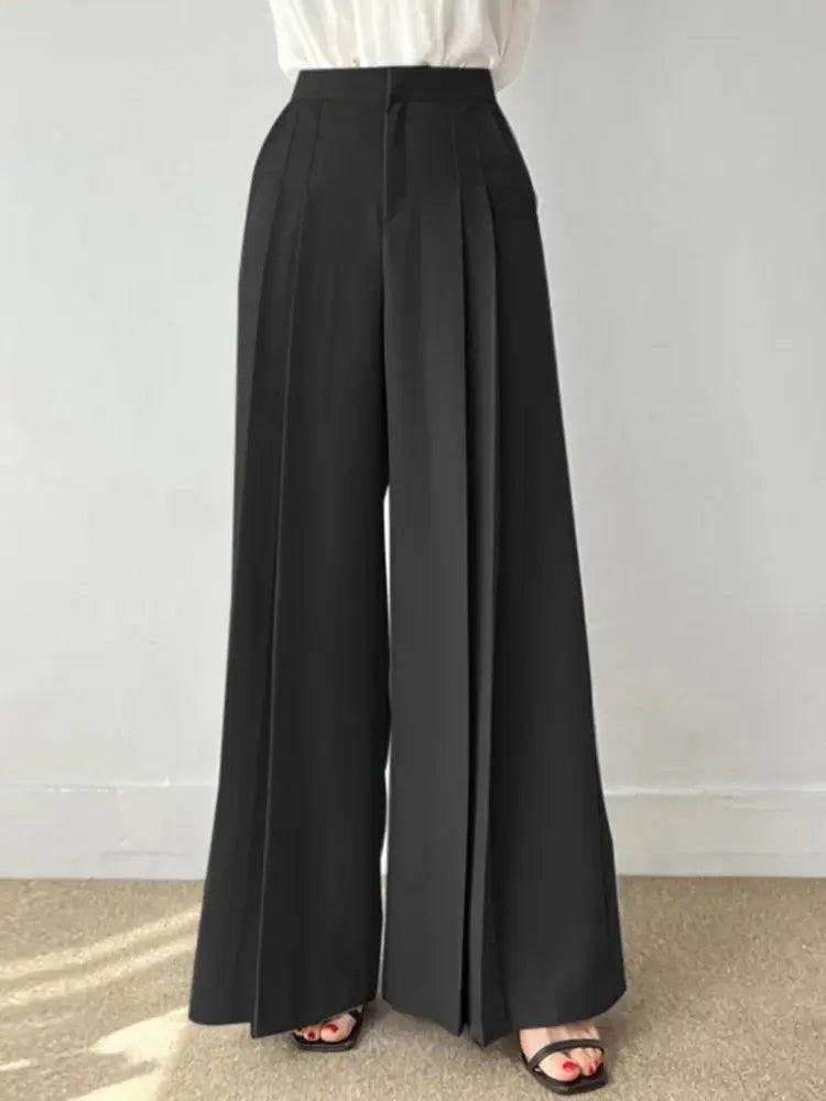 Pantaloni larghi donna vita alta con pieghe, eleganti e comodi per l'inverno. Abbigliamento femminile.