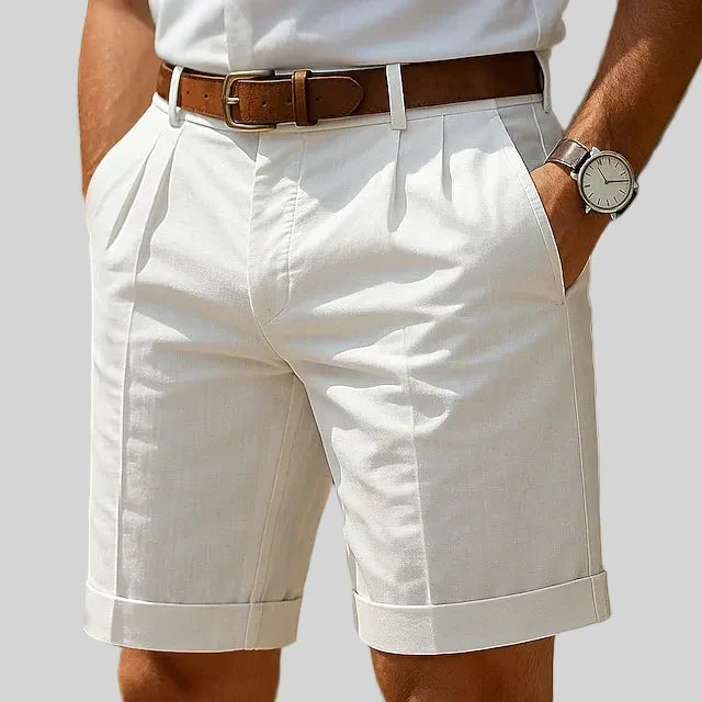 Bermuda uomo eleganti blu scuro con pieghe frontali, ideali per un look smart-casual estivo. Orli risvoltati.