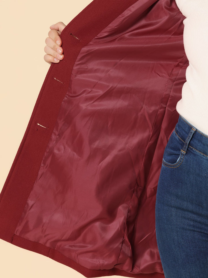 Retro del trench donna classico, taglio sartoriale e silhouette elegante. Cappotto invernale monopetto di qualità.