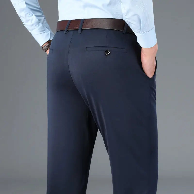 Dettaglio vita elastica comfort di questi pantaloni uomo versatili, perfetti per tutte le stagioni.