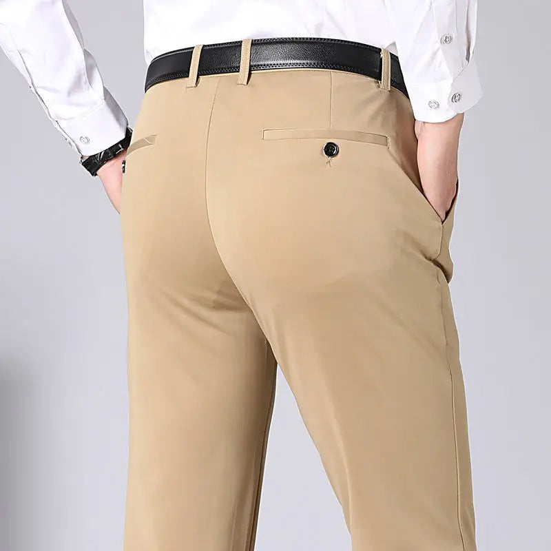 Uomo indossa pantaloni elasticizzati casual con vita comfort, perfetti per tempo libero e relax.
