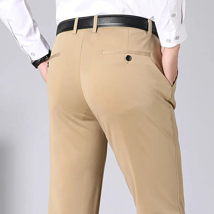 Uomo indossa pantaloni elasticizzati casual con vita comfort, perfetti per tempo libero e relax.
