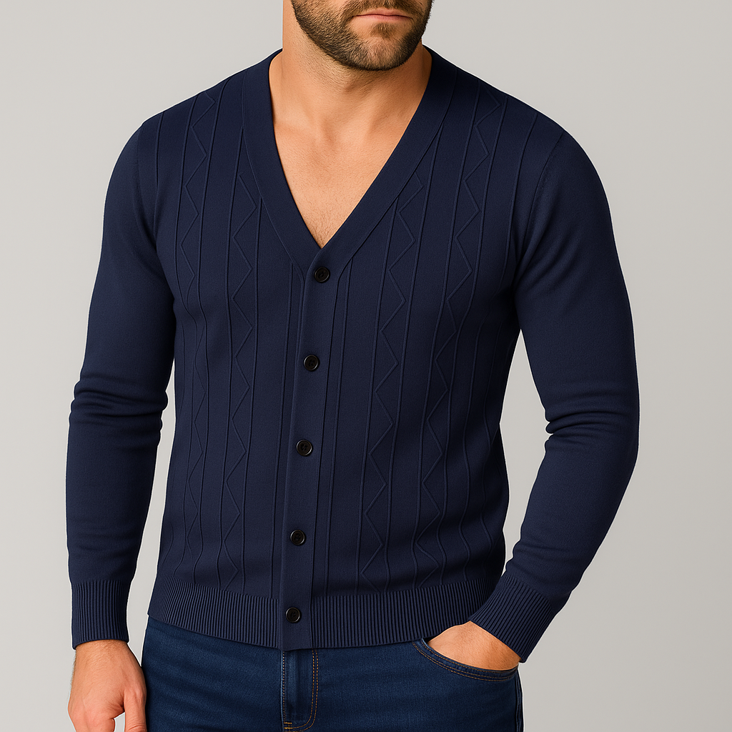Gilet uomo blu con scollo a V e bottoni, vestibilità aderente. Motivo a treccia, per un look versatile e moderno.