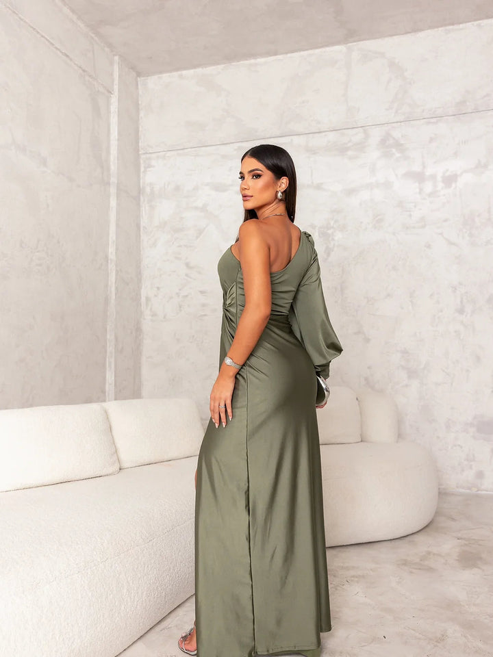 Abito fucsia in raso monospalla con spacco laterale, vestito lungo per la sera, chic e moderno.