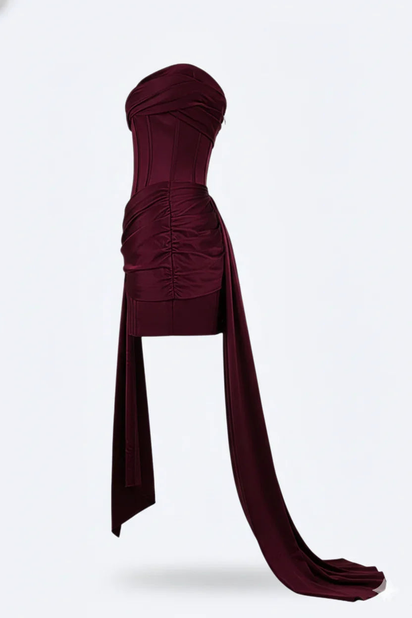 Abito donna borgogna drappeggiato con corsetto e scollo a spalle scoperte, ideale per eventi di moda e cocktail.