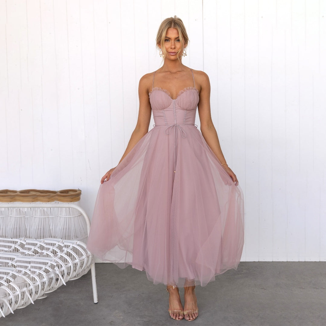 Moda femminile: abito midi elegante con scollo a cuore, per un look raffinato e vestibilità personalizzata.