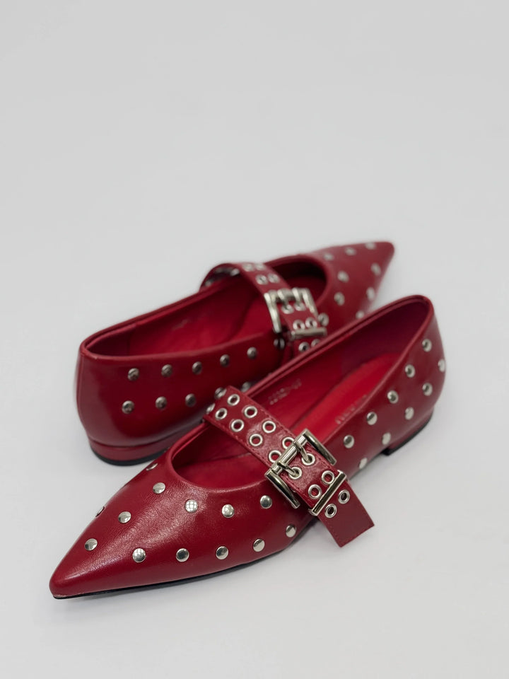 Ballerine donna a punta nere con borchie e cinturino, perfette per un look audace e versatile.