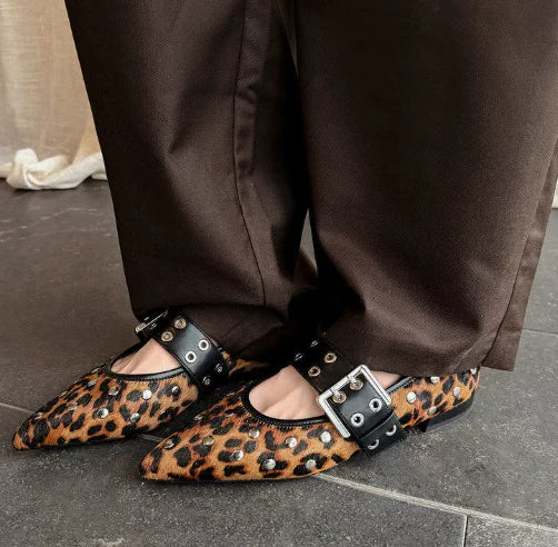 Eleganti ballerine a punta da donna con borchie decorative e fibbia, ideali per stile urbano chic.