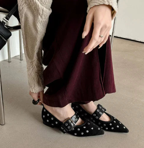 Ballerine basse donna borchiate con cinturino alla caviglia, un tocco audace per ogni outfit casual.