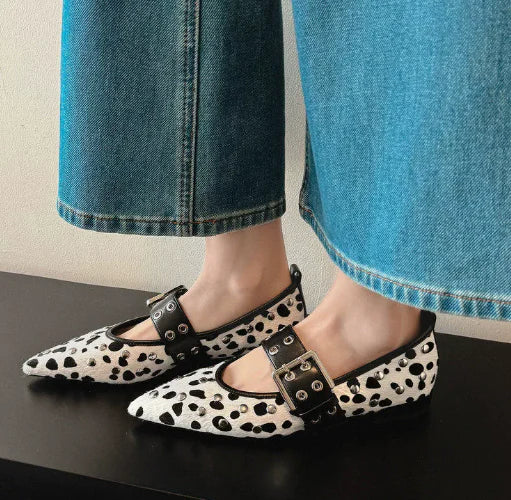 Ballerine a punta nere con borchie metalliche e cinturino regolabile, calzature versatili per la moda donna.