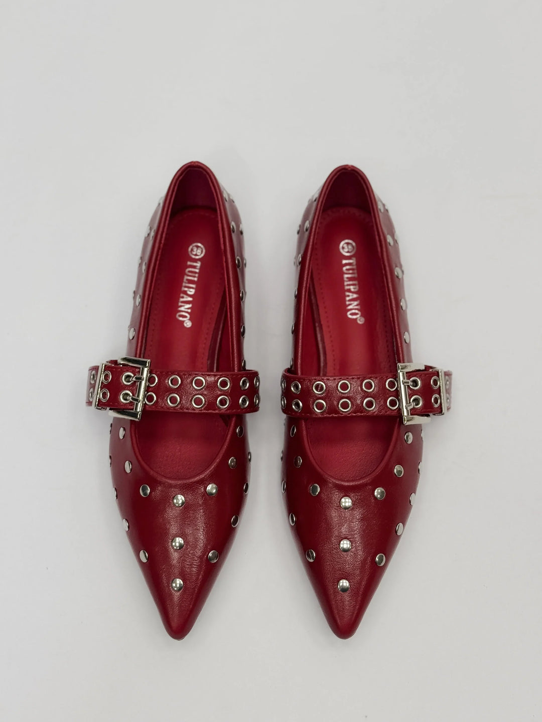 Ballerine donna a punta con borchie e cinturino, scarpe basse che uniscono eleganza audace e comfort quotidiano.