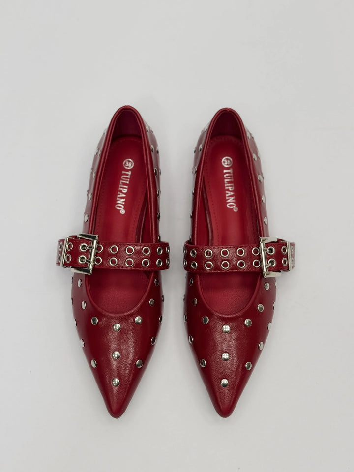 Ballerine donna a punta con borchie e cinturino, scarpe basse che uniscono eleganza audace e comfort quotidiano.