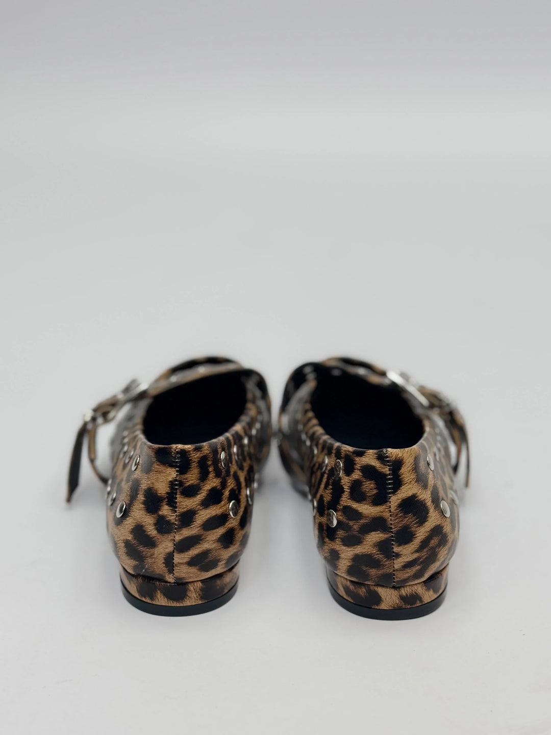 Scarpe borchiate da donna: ballerine a punta con cinturino, ideali per un look urbano e di tendenza.