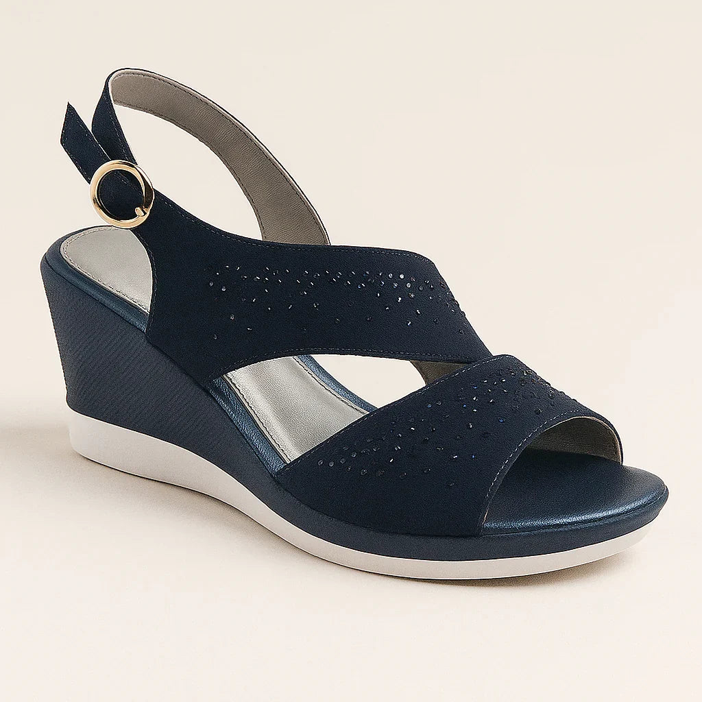 Scarpe estive da donna: sandali con zeppa alta, strass scintillanti e fibbia elegante.