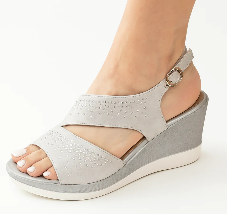 Sandali da donna con zeppa, design scintillante con strass e chiusura con fibbia regolabile.