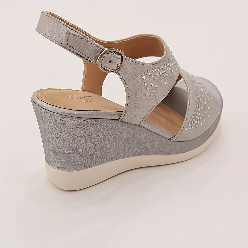 Scarpe da donna estive con zeppa, strass decorativi, fibbia e silhouette elegante.