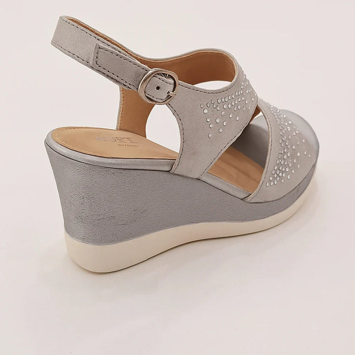 Scarpe da donna estive con zeppa, strass decorativi, fibbia e silhouette elegante.