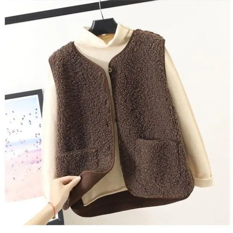 Gilet donna in lana cachi, un capo versatile per uno stile casual ed elegante. Moda donna, sovrapposizione.