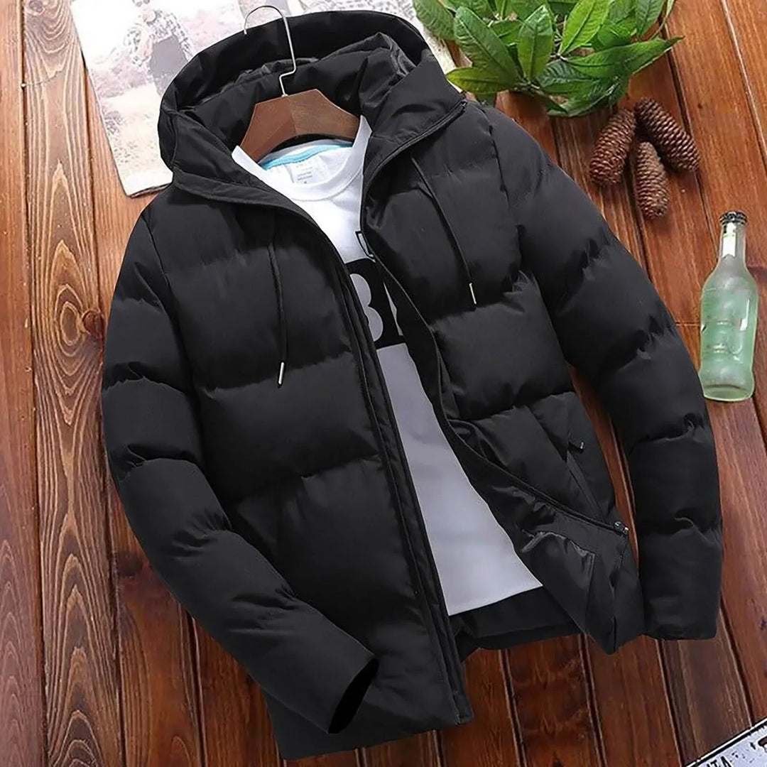 Giacca piumino uomo calda e trapuntata, con cappuccio. Essenziale per l'inverno, antivento e casual.