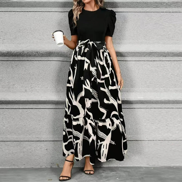 Abito fluido estivo donna a fantasia floreale, vita alta e linea A, per un look casual ma elegante e alla moda.