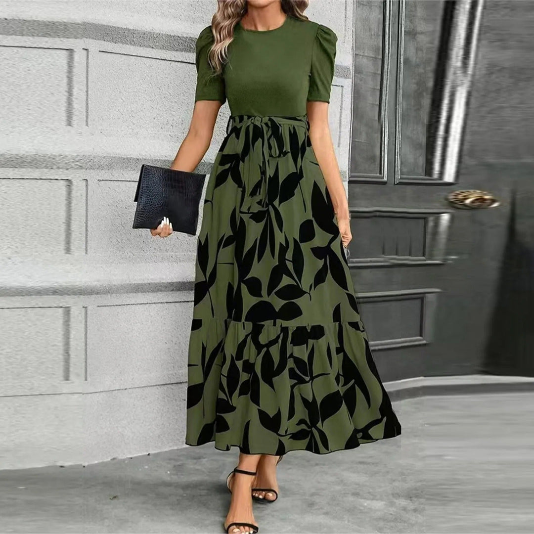 Vestito lungo donna estivo con vivace stampa floreale, design a vita alta e taglio a-line, perfetto per il giorno.