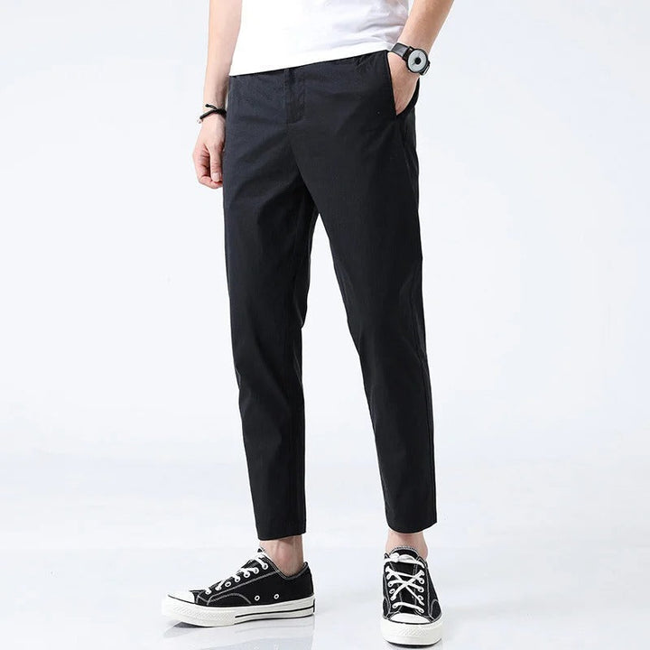 Pantaloni chino uomo straight fit grigi, taglio alla caviglia e tessuto comfort stretch, ideali per business casual.