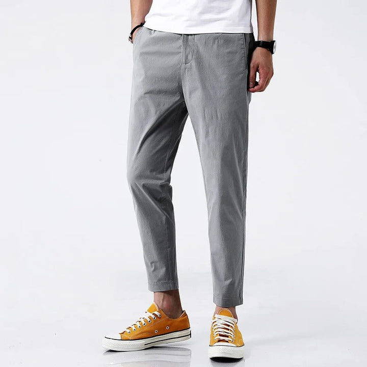Pantaloni chino uomo eleganti e versatili, taglio straight fit alla caviglia con stretch, perfetti per ufficio o tempo libero.