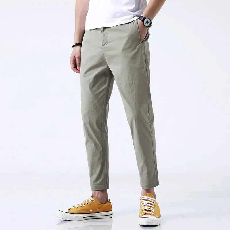 Dettaglio dei pantaloni chino uomo straight fit con tessuto comfort stretch e taglio moderno alla caviglia, per look casual.