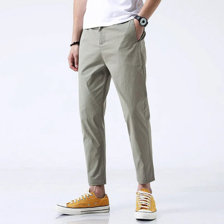 Dettaglio dei pantaloni chino uomo straight fit con tessuto comfort stretch e taglio moderno alla caviglia, per look casual.