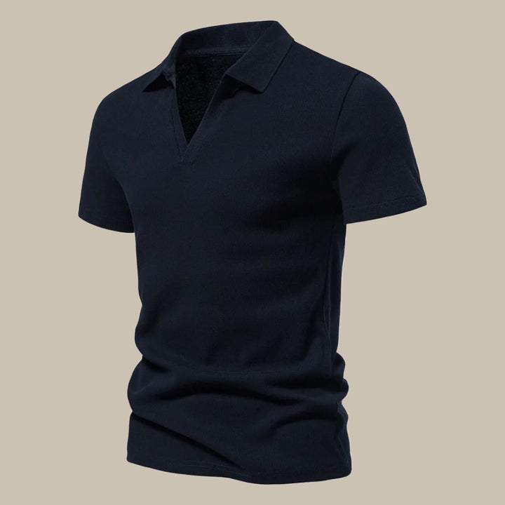 Uomo che indossa una polo a maniche corte, perfetta per il tempo libero o un look smart casual primaverile.