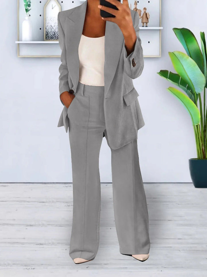 Tailleur donna elegante, giacca strutturata e pantaloni comodi, per un look raffinato e senza tempo.