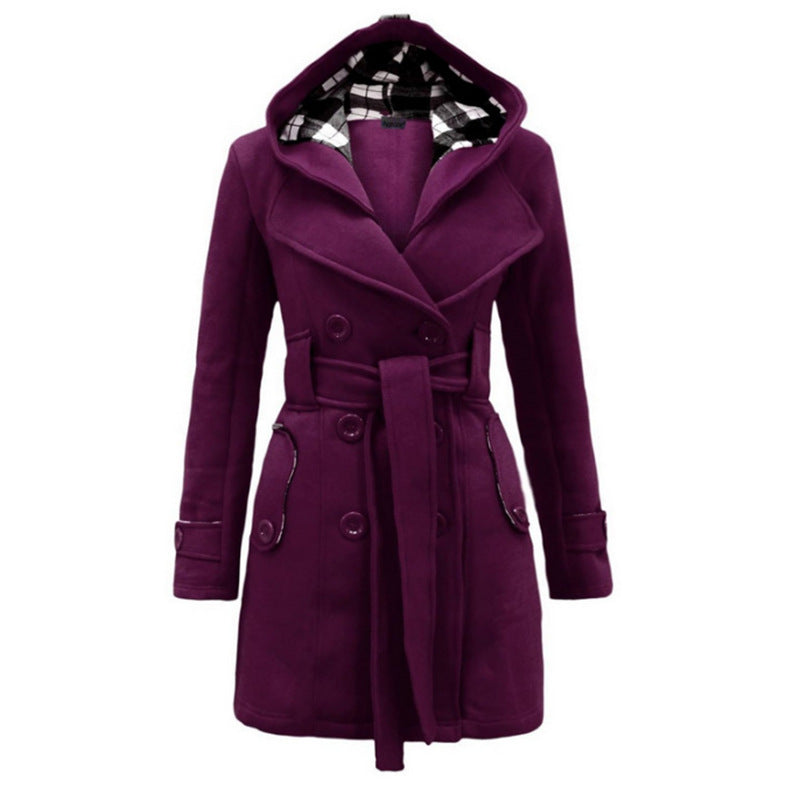 Moda invernale: cappotto donna lungo in lana, con cappuccio e cintura, per un look sofisticato e confortevole.